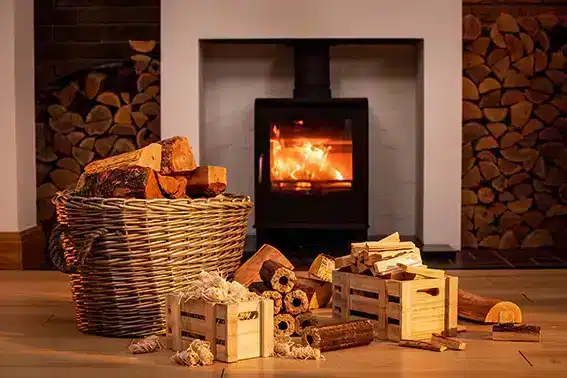 Hyggekrog med brændeovn og kurve fyldt med pejsebrænde