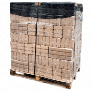 Palle med RUF træbriketter stablet og indpakket til levering