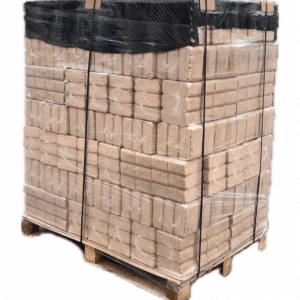 Palle med FSC®-certificerede RUF træbriketter stablet og klar til levering