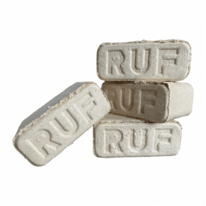 Løse RUF træbriketter stablet i en bunke