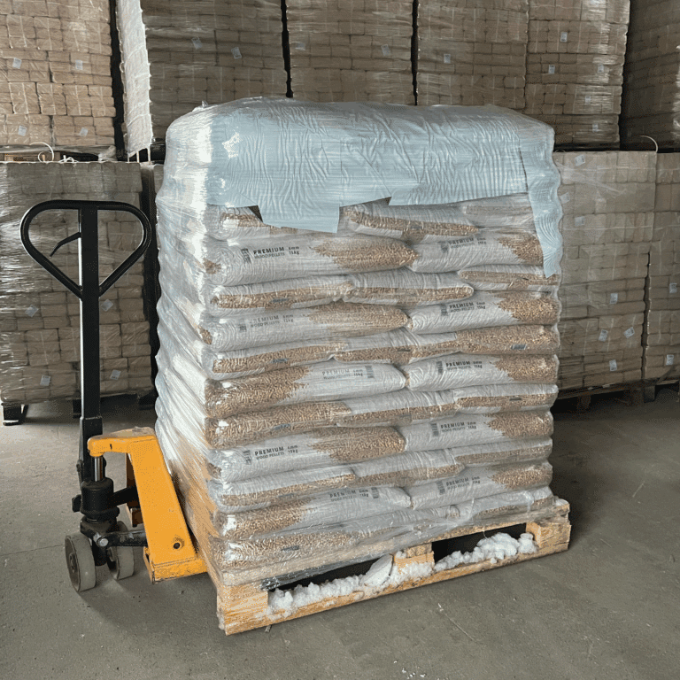 Palle med træpiller leveret til kantstenen på fast underlag